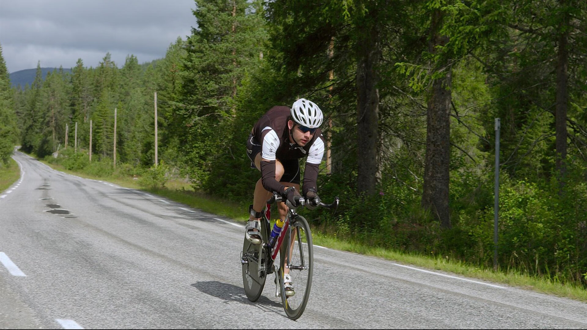 红牛鏖战梅赛德斯，佩雷兹点燃赛场，一场载入史册的F1对决